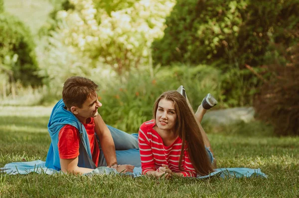 Hermosa pareja joven en el amor decidió tener un picnic romántico — Foto de Stock