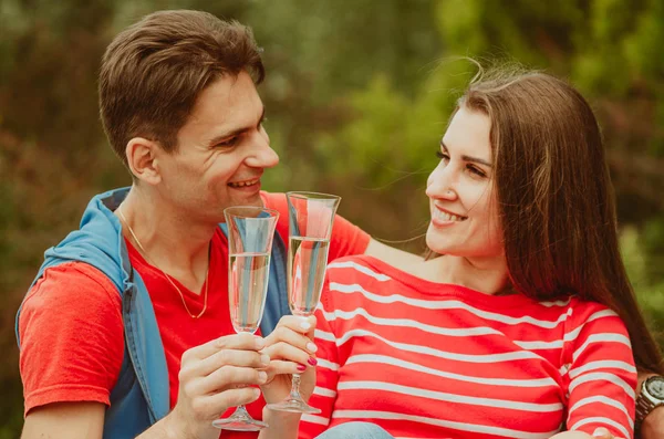 Mooi jong paar in liefde besloten naar hebben een romantische picknick — Stockfoto