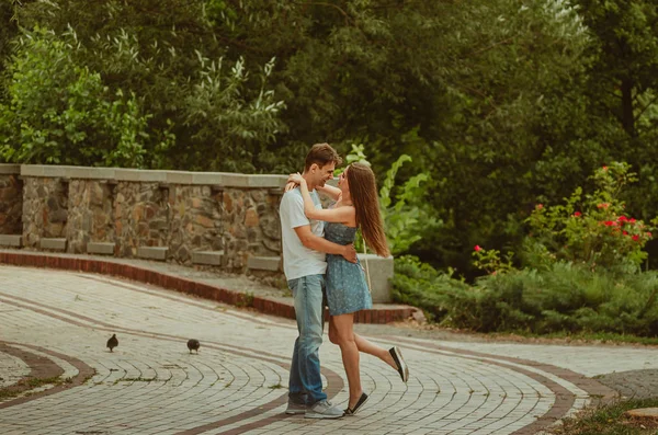 Hermosa joven pareja enamorada decidió caminar a lo largo del parque al — Foto de Stock