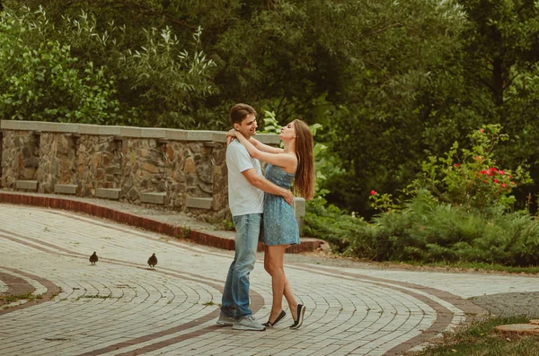 Hermosa joven pareja enamorada decidió caminar a lo largo del parque al — Foto de Stock