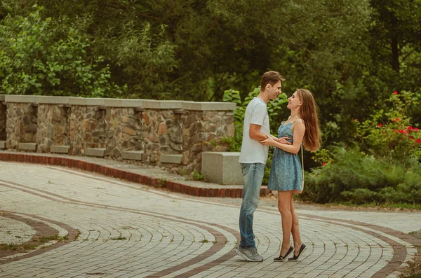Hermosa joven pareja enamorada decidió caminar a lo largo del parque al — Foto de Stock