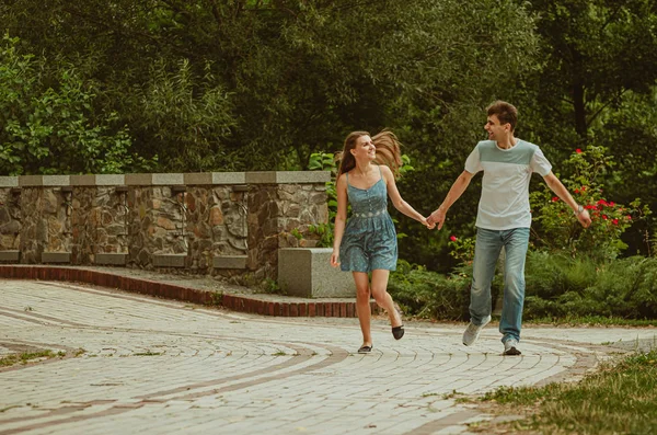 Bella giovane coppia innamorata ha deciso di camminare lungo il parco al — Foto Stock