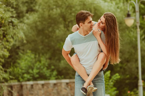 Vackra unga par i kärlek bestämde sig för att gå längs parken al — Stockfoto