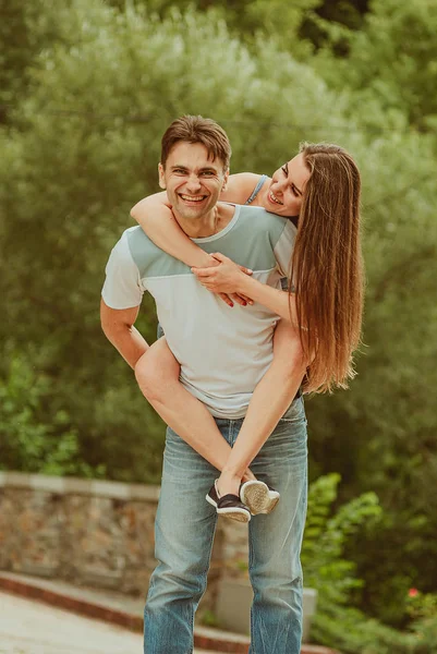 Bella giovane coppia innamorata ha deciso di camminare lungo il parco al — Foto Stock