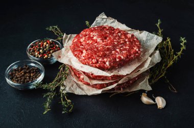 Siyah sırtında baharat olan köfteler için taze çiğ et.