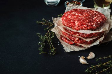 Siyah sırtında baharat olan köfteler için taze çiğ et.