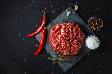 Baharatlı köfteler için taze çiğ et yığını.,