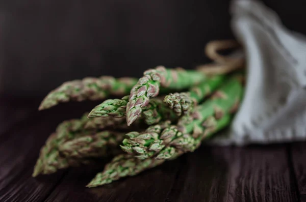 Kuşkonmaz Siyah Arka Planda Taze Yeşil Kuşkonmaz Basit Sağlıklı Çiftlik — Stok fotoğraf