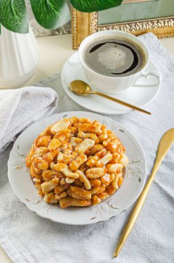 Hamur ve baldan yapılmış lezzetli tatlı - chak-chak, Tatar halva. Doğu tatlılarıyla güzel bir yaz çay partisi.