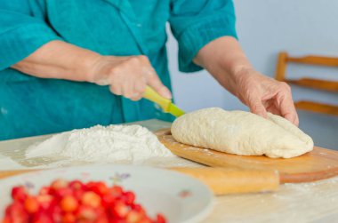 Ev yapımı pierogi heykeli yapma süreci. Büyükannem ulusal bir Ukrayna yemeği hazırlıyor, Vareniki. Seçici odaklanma, yaşam tarzı