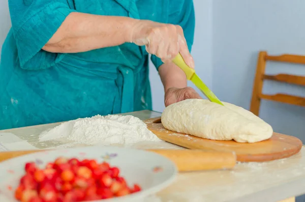 Processen Att Skulptera Hemmagjorda Pierogi Mormor Förbereder Nationell Ukrainsk Maträtt — Stockfoto