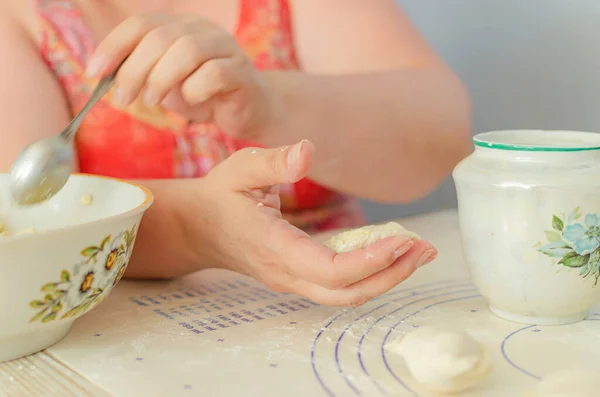 Házi Készítésű Pierogi Készítésének Folyamata Nagymama Készít Egy Nemzeti Ukrán — Stock Fotó