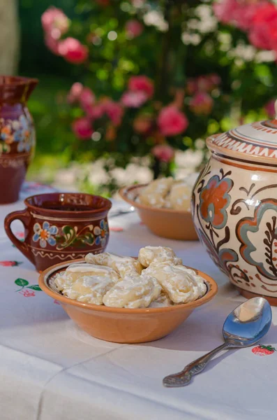 Kil Etnik Ukrayna Yemeklerinde Yapımı Pierogi Yaz Bahçesindeki Bir Masada — Stok fotoğraf