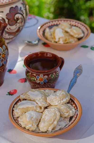 Pierogi Caseiro Pratos Ucranianos Étnicos Barro Uma Mesa Jardim Verão — Fotografia de Stock