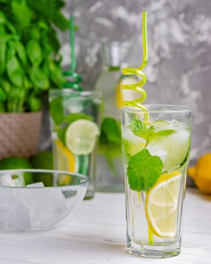 Harika bir yaz içkisi mojito (limonata). İki bardak soğuk içecek - buz, limon, limon.