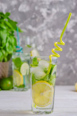 Harika bir yaz içkisi mojito (limonata). İki bardak soğuk içecek - buz, limon, limon.
