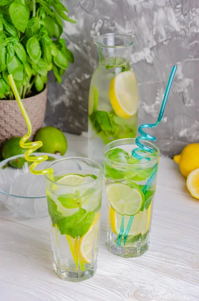素晴らしい夏のソフトドリンクはモヒート レモネード 冷たい飲み物と2つのメガネ レモン ライム — ストック写真