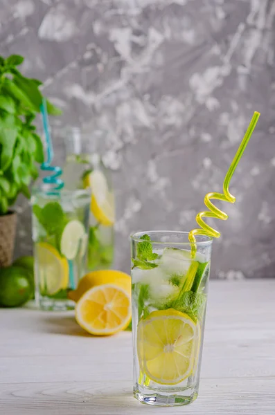 Csodálatos Nyári Üdítő Mojito Limonádé Két Pohár Hideg Itallal Jég — Stock Fotó