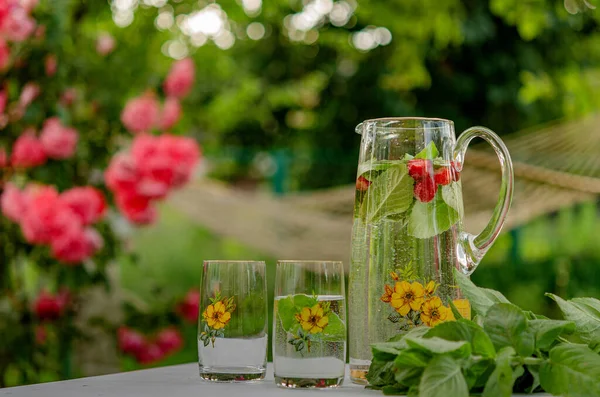 在乡间别墅的夏园里 有一个愉快的夏季周末 薄荷叶软饮料 柠檬水 健康的产品 健康的营养 — 图库照片