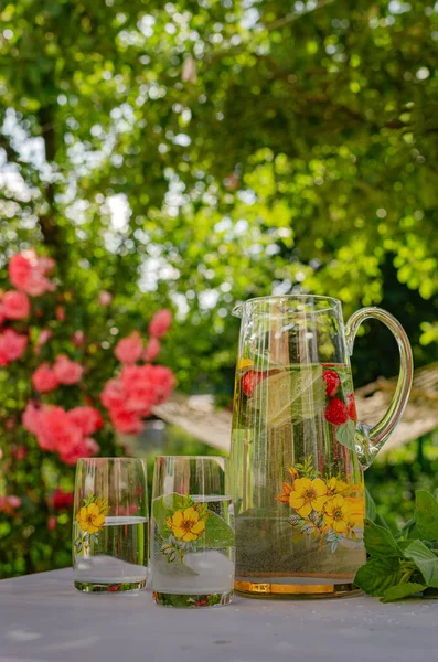 Letnim Ogrodzie Wiejskiego Domu Miłego Letniego Weekendu Relaksu Napoje Bezalkoholowe — Zdjęcie stockowe