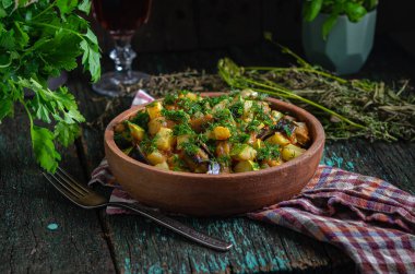 Kil tabakta sebzeli patlıcan ve patates (ketsa). Kırsal tarzda ev yapımı sağlıklı yiyecekler. İlk sıcak yemekler eski masada..