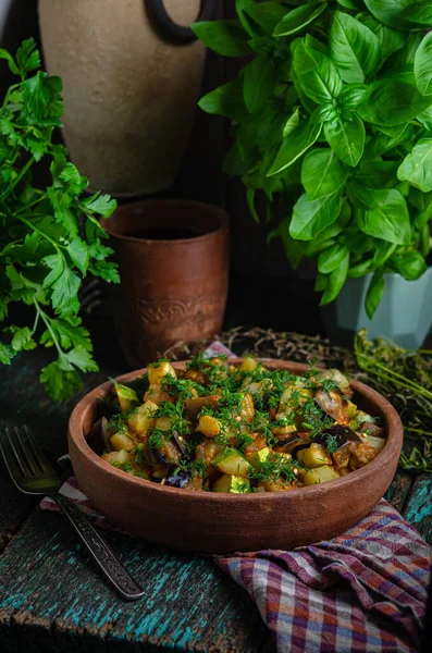 Berinjela Assada Vegetal Batatas Uma Chapa Barro Ketsa Comida Saudável — Fotografia de Stock