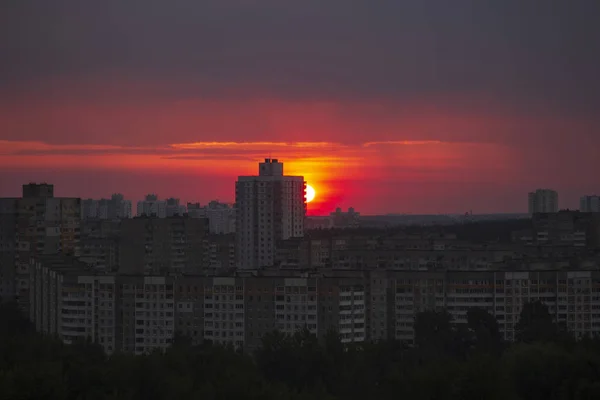 Sunrise over buildings in city. — Stock Photo, Image