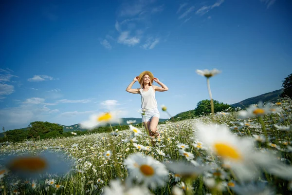 Beautiful woman in nature with flowers. — Stock Photo, Image