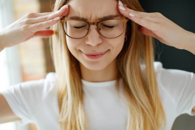 Kadının gözleri iyi görmüyor.. 