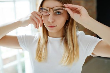 Kadının gözleri iyi görmüyor.. 