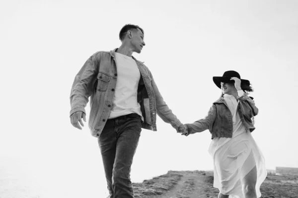 Young couple in love on the nature. — Stock Photo, Image