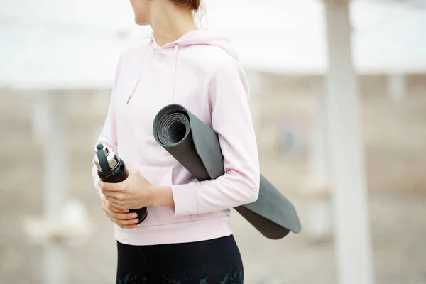 Una mujer practica yoga en la naturaleza . — Foto de Stock