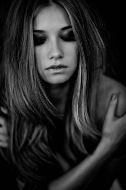 Siyah-beyaz bir kadın portresi.