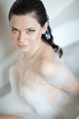 Bir kadın banyo yapıyor..