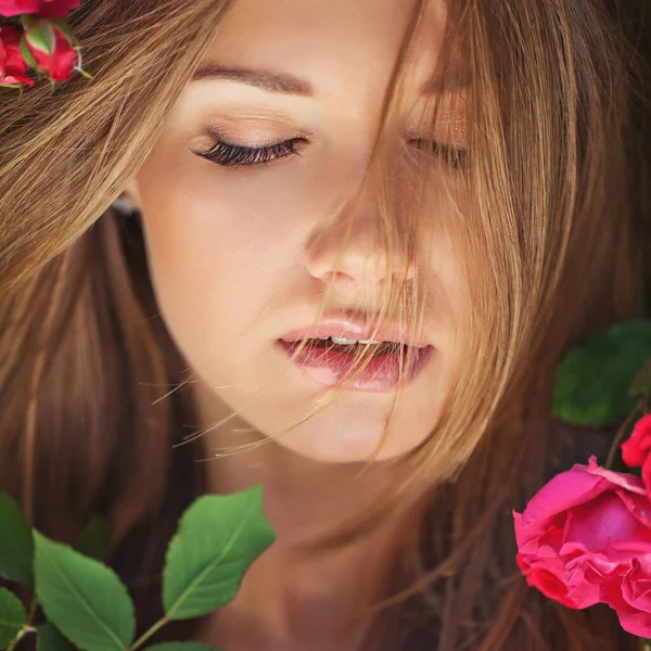 Porträt einer Frau mit Blumen. — Stockfoto