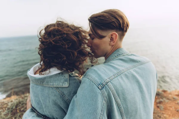 Young beautiful couple in love. — Stock Photo, Image