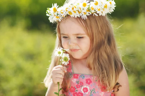 Дитина з вінком з квітів . — стокове фото