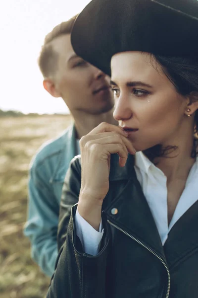 Young beautiful couple in love. — Stock Photo, Image