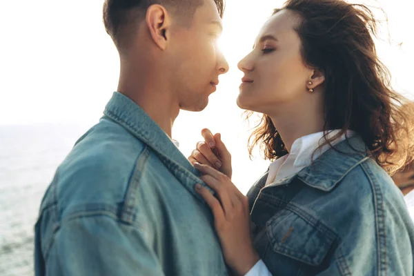 Young beautiful couple in love. — Stock Photo, Image