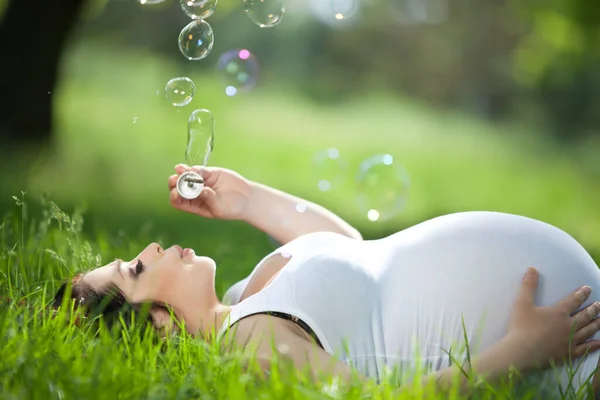 Mujer embarazada en la naturaleza. — Foto de Stock