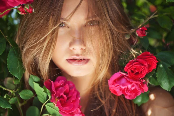 Porträt einer Frau mit Blumen. — Stockfoto