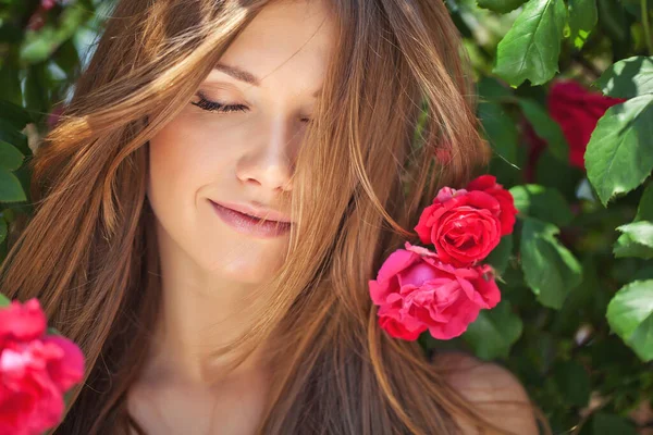 Porträt einer Frau mit Blumen. — Stockfoto