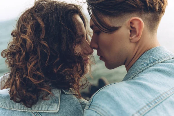 Young beautiful couple in love. — Stock Photo, Image