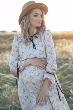 Doğada güzel hamile bir kadın.