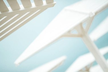 Deniz kenarındaki tahta şemsiyeler..