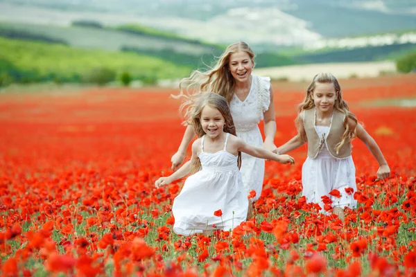 Familia feliz en la naturaleza . — Foto de Stock