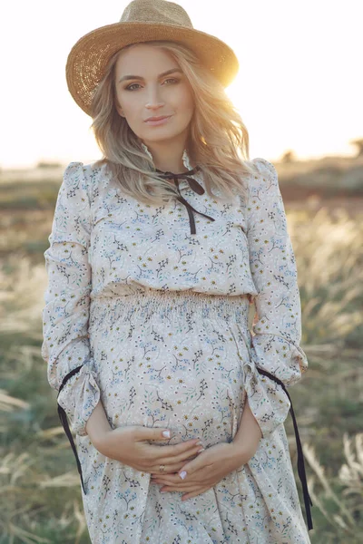 Mooie zwangere vrouw in de natuur. — Stockfoto