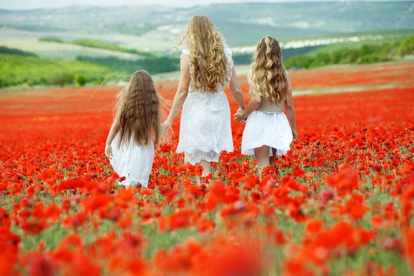 Familia feliz en la naturaleza . — Foto de Stock