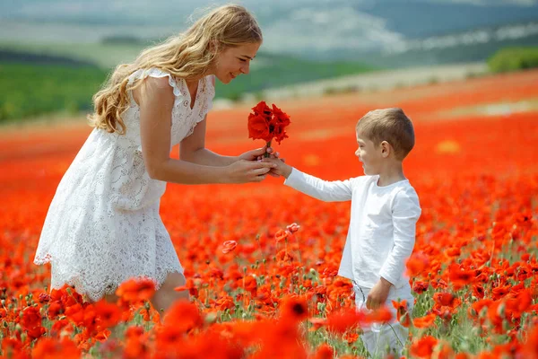 Сын дарит цветы маме . — стоковое фото