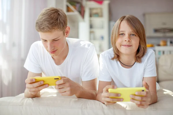 Подростки играют в игру по телефону . — стоковое фото